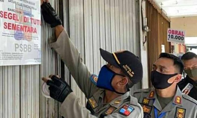 
					Acuhkan PSBB, Pol PP Segel Pertokoan