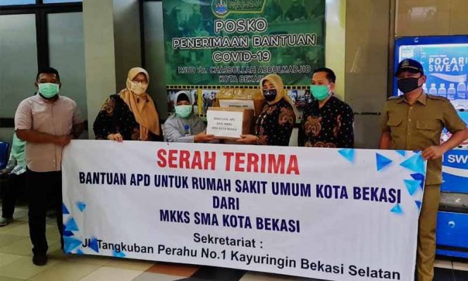 
					MKKS SMA di Kota Bekasi memberikan bantuan Alat Pelindung Diri (APD) kepada manajemen RSUD dr. Chasbullah Abdulmadjid Kota Bekasi, Senin (04/05).