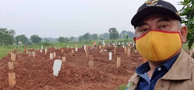 
					Rahmat Effendi menunjukkan suasana lokasi pemakaman Covid-19 yang semakin banyak