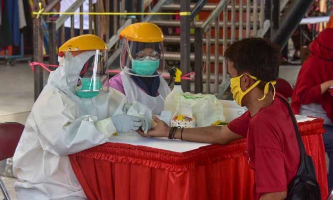 
					Tim Gugus Tugas Gelar Rapid Tes di Pasar Johar