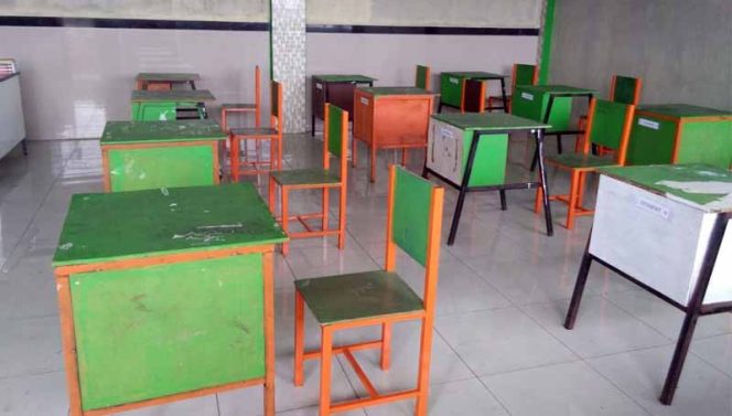 
					Suasana ruang belajar SMK AMEC di Jalan Terusan H. Nawi Malik, Kelurahan Pondok Petir, Kecamatan Bojongsari, Kota Depok.