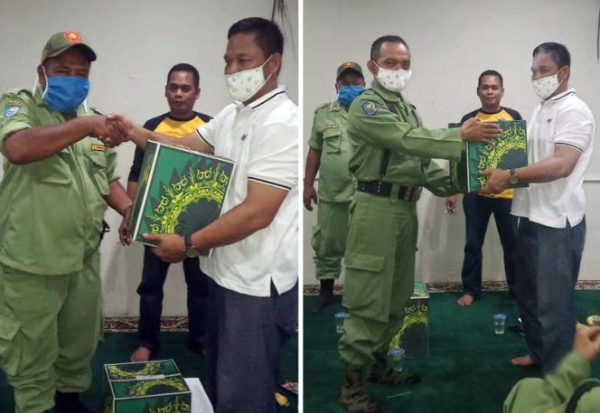 
					Sekel Jaksam memberikan paket sembako