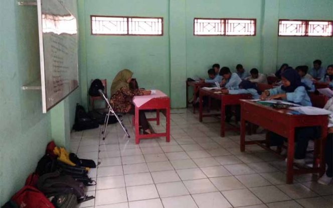 
					Suasana belajar di SMP Islamiyah Serua. Sekolah ini melalui proposal akan mendapat bantuan ruang laboratorium.