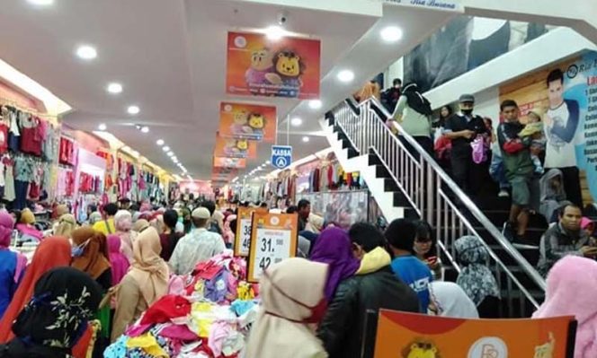 
					Menjelang diterapkan Pembatasan Sosial Berskala Besar (PSBB) di Kota Sukabumi, masyarakat di daerah tersebut pun menyerbu sejumlah pusat perbelanjaan.