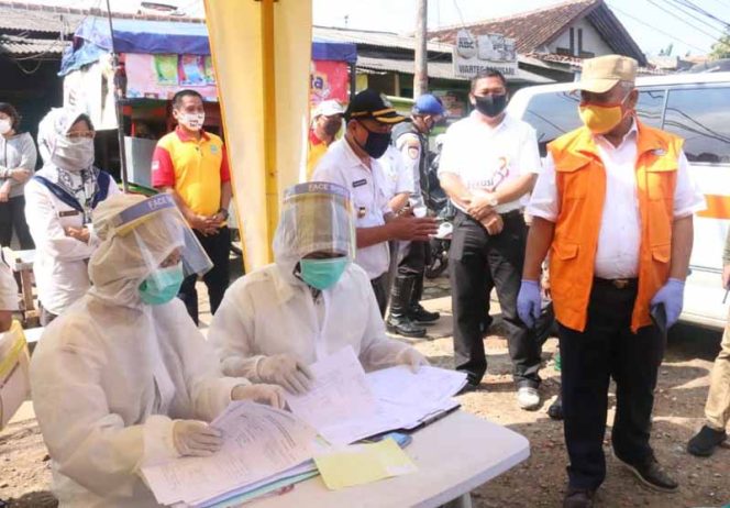 
					Wali Kota Bekasi Rahmat Effendi meninjau beberapa titik lokasi pemberlakuan Pembatasan Sosisal Berskala Besar (PSBB) tahap dua di Kota Bekasi.
