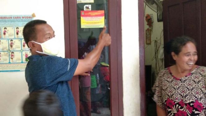 
					Nurhadi Ketua RW 11 Jakasampurna, Kecamatan Bekasi Barat, Kota Bekasi saat pendistribusian bansos beberapa waktu lalu