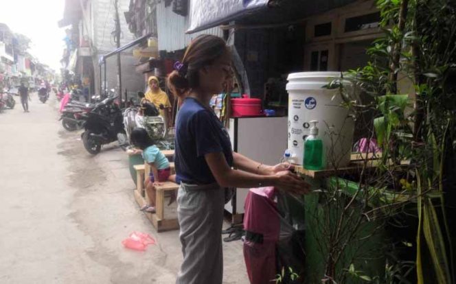 
					Pengendalian Penyebaran Covid-19, Dosen FTUI Inisiasi Pembuatan Ember Cuci Tangan