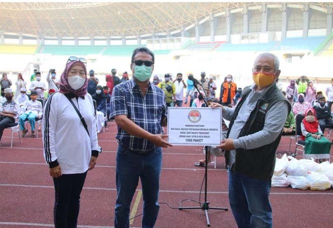 
					Wakil Menteri Pertahanan Republik Indonesia Sakti Wahyu Trenggono dan Wali Kota Bekasi Rahmat Effendi (kanan).