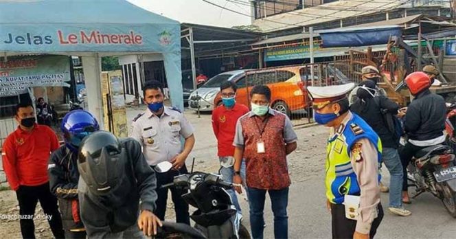 
					Anggota DPRD Provinsi Jawa Barat, Waras Wasisto mengapresiasi kinerja Pemerintah Kota Bekasi dan stakeholder terkait dalam pengawasan pembatasan sosial berskala besar (PSBB) di titik-titik perbatasan Kota Bekasi dengan Jakarta. 