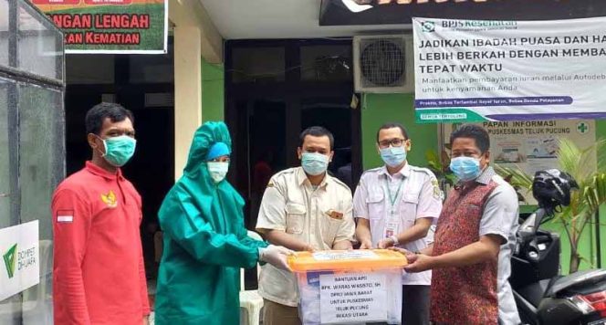 
					Waras (kanan) Sumbang APD ke Puskesmas Teluk Pucung