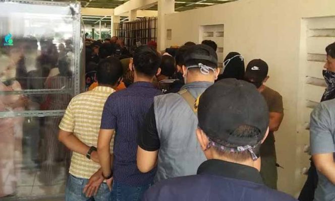 
					Ratusan Pedagang Geruduk Kantor Pasar