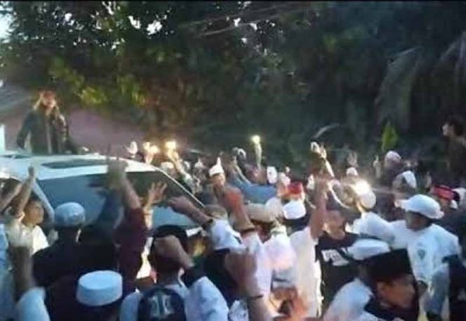 
					Habib Bahar bin Smith Buka Puasa Bareng Ribuan Santri