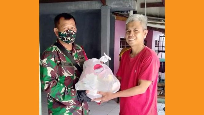 
					Danramil 03/Sukamajaya, Kapten Inf Suyono membagikan bantuan sembako kepada warga korban PHK.