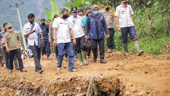 
					Bupati Bogor Ade Munawaroh Yasin, mengunjungi lokasi banjir dan longsor di Desa Wangunjaya, Kecamatan Leuwisadeng