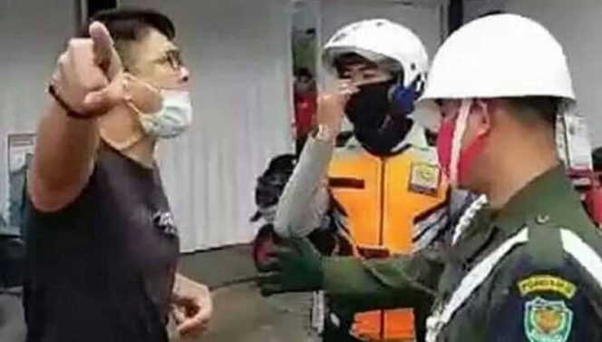 
					Pengendara maki-maki petugas yang tengah menjalankan pembatasan sosial bersekala besar (PSBB).