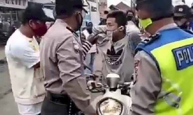 
					Seorang pemuda yang menyerang salah seorang relawan Pembatasan Sosiala Berskala Besar (PSBB) di Cileungsi, Kabupaten Bogor.