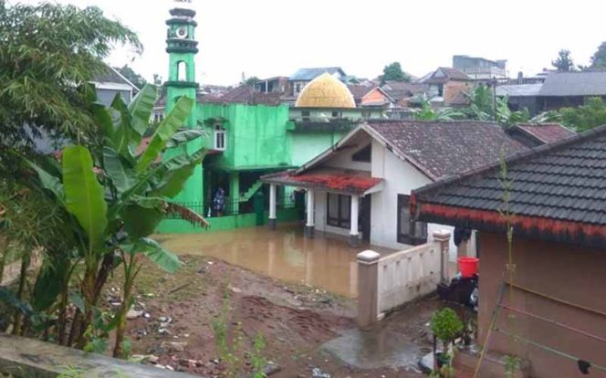 
					Hujan deras yang terjadi dengan intensitas tinggi menyebabkan Kota Sukabumi terendam air di sejumlah titik.