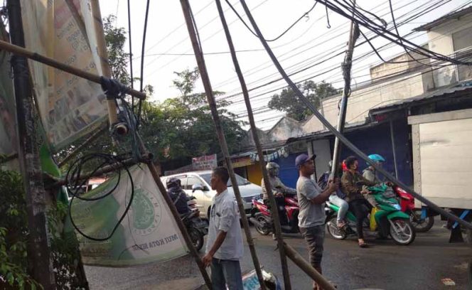 
					Kontainer Daging Tabrak Kabel Listrik