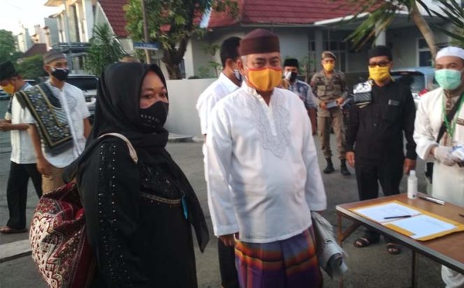 
					Wali Kota Bekasi, Rahmat Effendi saat akan melaksanakan sholat Ied di Masjid Alkautsar Pekayon.