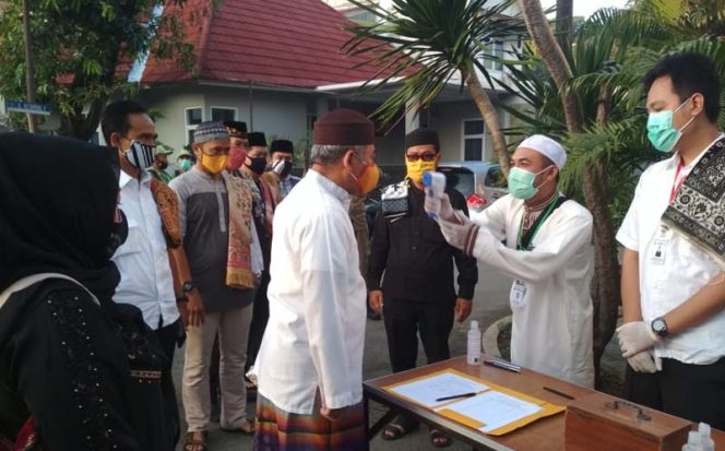 
					Wali Kota Bekasi, Rahmat Effendi saat hendak melaksanakan sholat Ied di Masjid Al Kautsar RT08/01 Perumahan Pondok Pekayon Indah, Kelurahan Pekayon Jaya, Kecamatan Bekasi Selatan, Minggu, (24/5).
