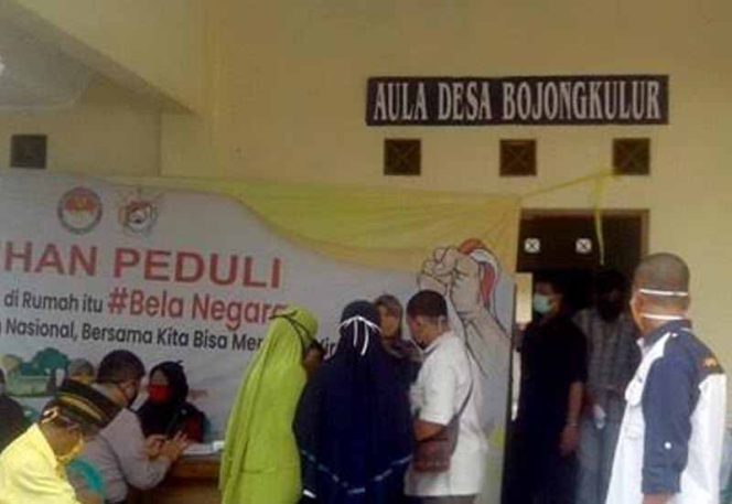
					Warga Terima Kartu Sembako BNPT