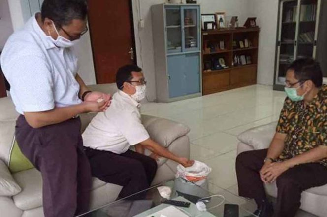
					Anggota DPRD setempat Fraksi PKS, Ahmad Fathoni (kanan) melihat kualitas beras di Gunung Putri.