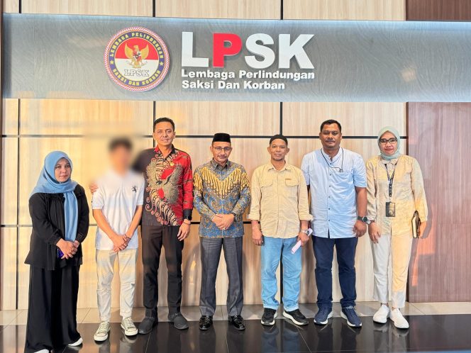 
					Anggota Komite I DPD RI asal Aceh, H Sudirman atau yang akrab Haji Uma mengantarkan santri asal Aceh Tengah berinisial S bersama orang tuanya dugaan penganiayaan dan kekerasan ke  kantor Lembaga Perlindungan Saksi dan Korban (LPSK) 