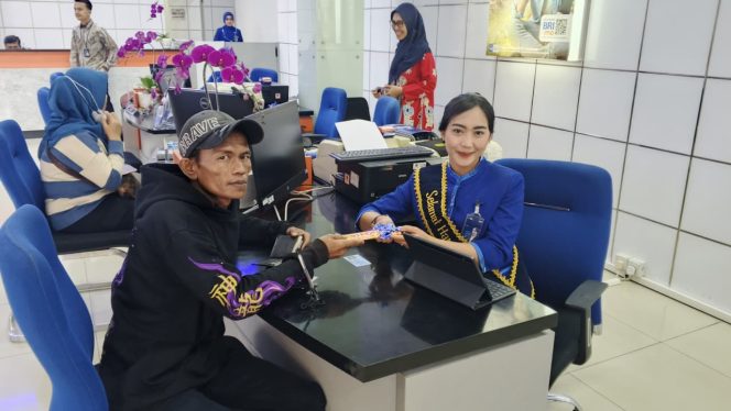 
					BRI KC Pasar Minggu Berbagi Bingkisan dengan nasabah di Hari Pelanggan Nasional.