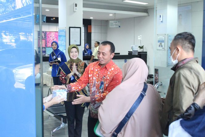 
					Nasabah BRI KC Depok dapat bingkisan di Hari Pelanggan Nasional atau HPN . Dok. BRI 