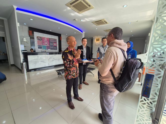 
					Hari Pelanggan Nasional BRI Branch Office Lebak Bulus Beri Gift ke 10 Nasabah Pertama 