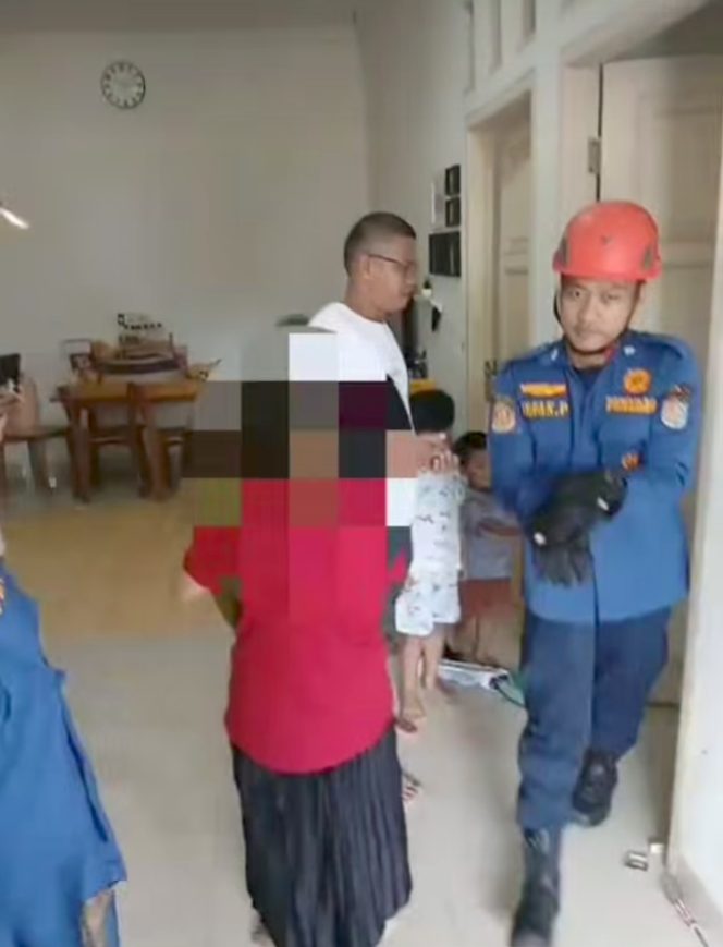 
					Damkar Depok turun tangan membuka pintu menyelamatkan anak berusia 2, 5 tahun terkunci di dalam kamar. Dok. Damkar Depok.