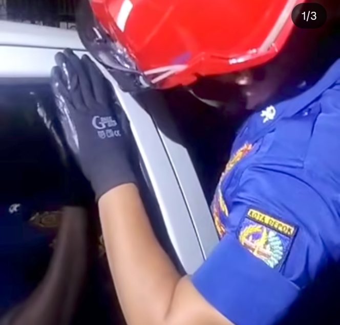 
					Evakuasi kunci mobil tertinggal di dalam oleh petugas Damkar Depok. Dok. Instagram Damkar Depok. 