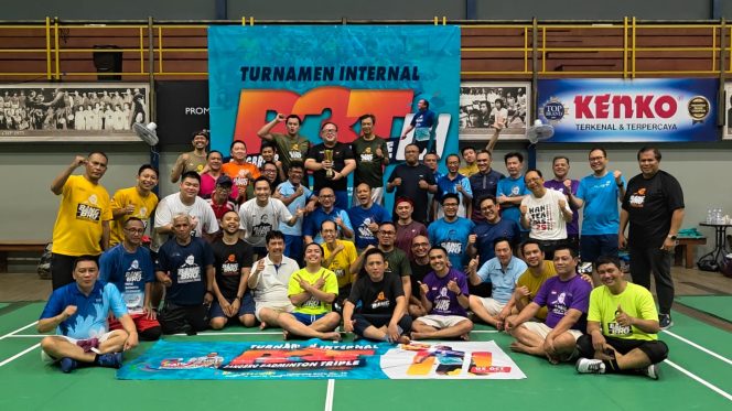 
					Komunitas BangBro menggagas konsep triple badminton.