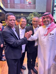 Manager KSMI Jawa Barat (Jabar) Sarmili bersama Federasi Mini Football Internasional (IMF) dan Ketua Umum Komite Mini Football Indonesia (KSMI) Dr. Ir. Yan Mulia Abidin juga sebagai Presiden Federasi Mini Football Asia. Dok. Pribadi 