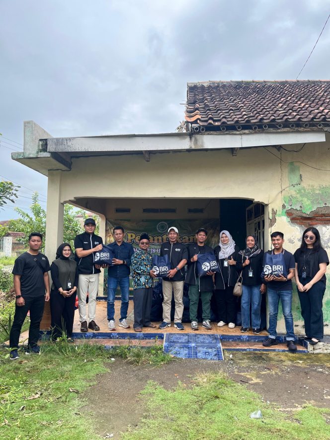 
					BRI BO Tambun Salurkan Bantuan Berupa Paket Sembako Untuk Korban Banjir