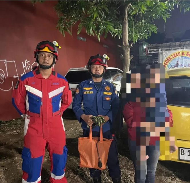 
					Damkar Depok Evakuasi Anak Terkunci di Dalam Mobil